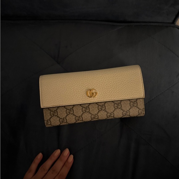 Gucci Beige and Cream Signature Wallet - Picture 1 of 5